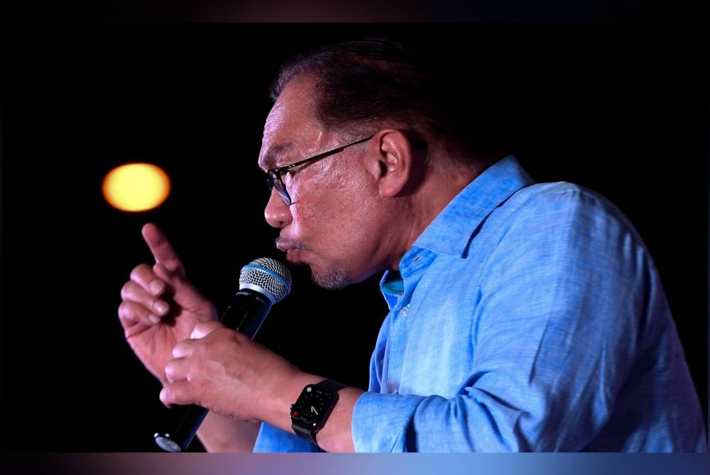 Anwar Ibrahim berucap pada Program Jelajah Perpaduan Madani dan Pelancaran Jentera Perpaduan Negeri Sembilan di Lukut, pada Khamis malam. - Foto Bernama