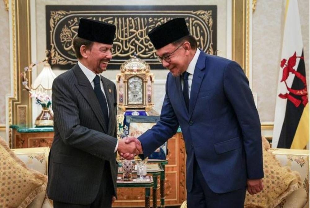 Anwar (kanan) ketika menghadap Sultan Brunei, Sultan Hassanal Bolkiah di Istana Nurul Iman Bandar Seri Begawan pada Januari lalu. - Foto Bernama.