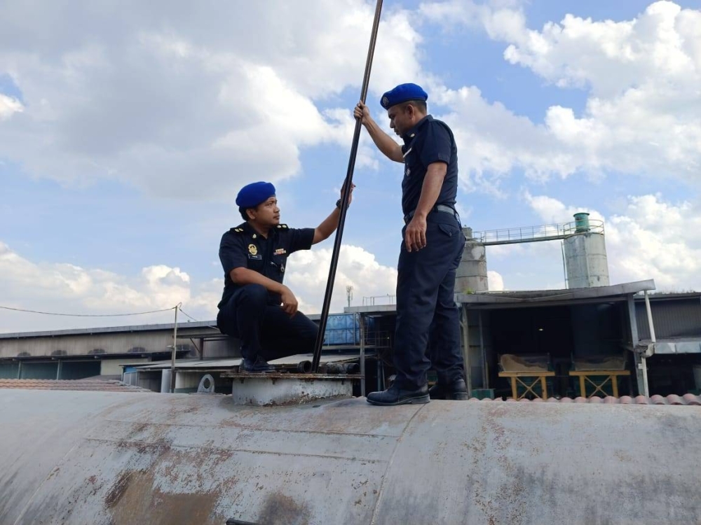 Pegawai penguat kuasa memeriksa tangki yang disyaki berisi 4,000 liter cecair
minyak diesel yang berada di dalam kawasan premis berkenaan.