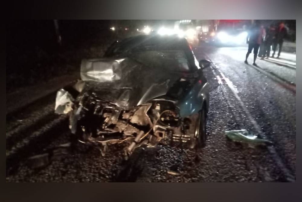 Kereta dinaiki kedua-dua warga emas remuk dalam nahas di Sitiawan pagi Jumaat. - Foto ihsan Bomba Perak