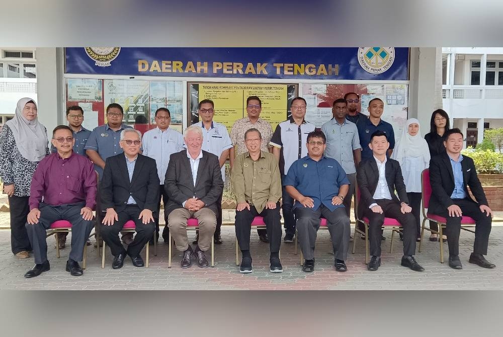 Mohammad Nizar (duduk, empat dari kiri) bersama pihak Colebrand International Limited selepas mendengar taklimat berhubung cadangan awal pembinaan lapangan terbang antarabangsa di Bota.