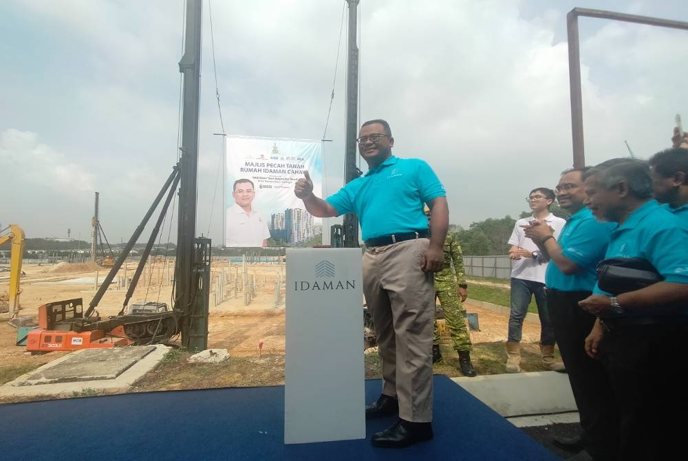 Amirudin ditemui pada Majlis Pecah Tanah Rumah Idaman Cahaya dan Majlis Pelancaran Rumah Idaman Sari di Seksyen U12 di sini pada Jumaat.