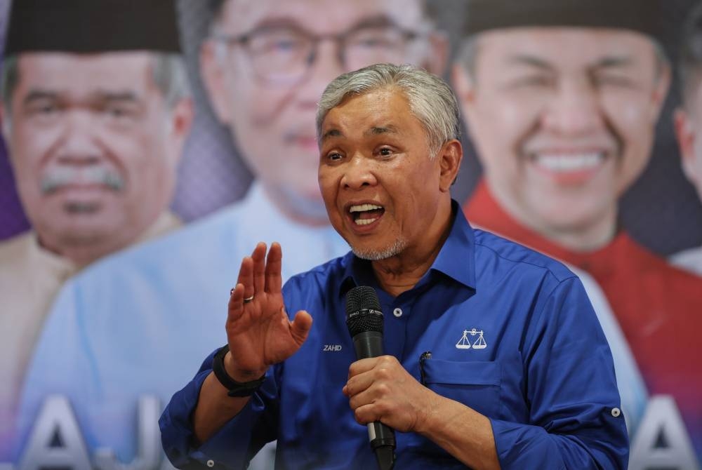 Ahmad Zahid menyampaikan ucapan pada Majlis Pelancaran Jentera Perpaduan Peringkat Negeri Terengganu di Sekolah Kebangsaan Sultan Sulaiman 1 pada Jumaat. - Foto Bernama