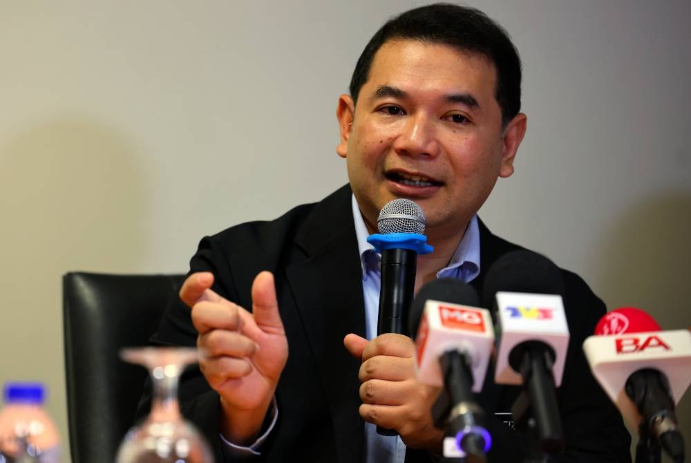 Rafizi ketika sidang media pada Majlis Pengumuman Penemuan Survei Pendapatan dan Perbelanjaan Isi Rumah 2022 di Jabatan Perangkaan Malaysia pada Jumaat. - Foto Bernama