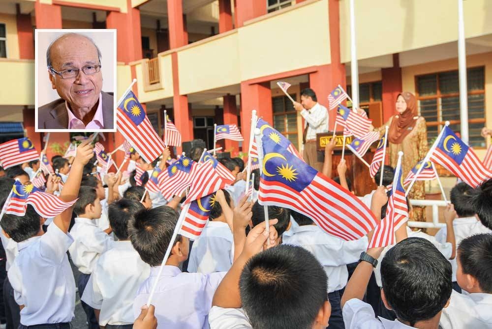 Lafaz ikrar Rukun Negara ini juga perlu dilaksanakan semasa perhimpunan di semua sekolah. - Gambar hiasan 123RF (Gambar kecil: Lee Lam Thye)