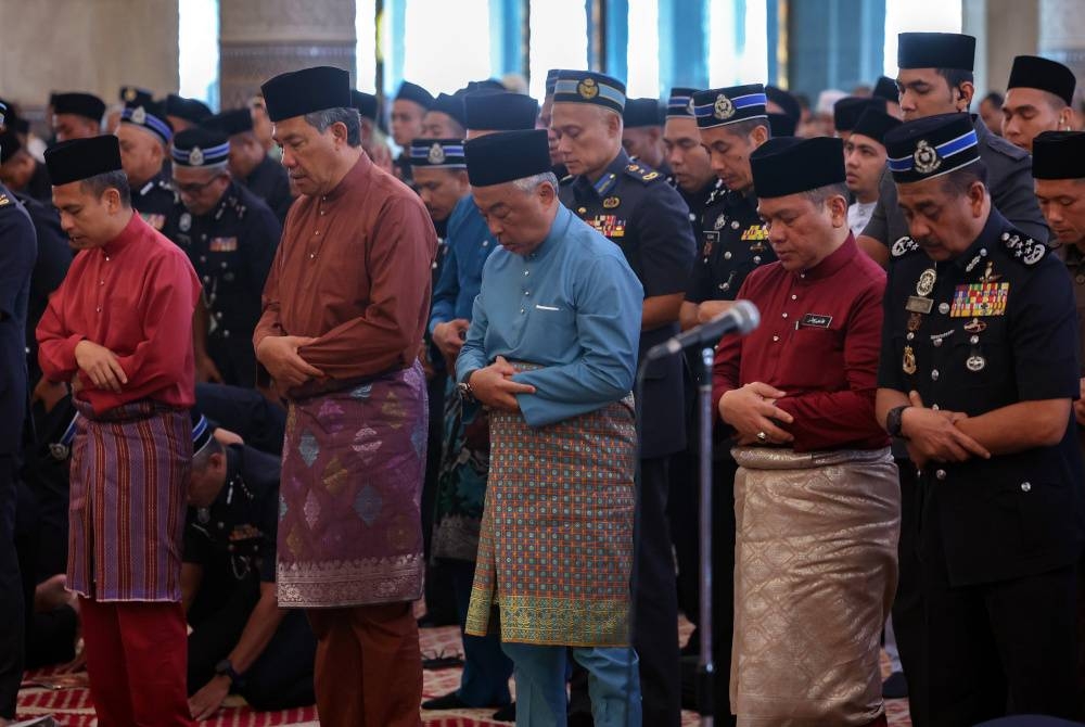 Al-Sultan Abdullah berkenan menunaikan solat Jumaat serta bacaan yassin, tahlil dan doa selamat sempena menjelang sambutan Hari Pahlawan di Masjid Negara pada Jumaat. - Foto Bernama