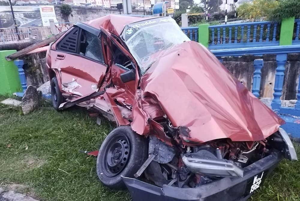 Keadaan kereta mangsa yang rosak selepas dilanggar suspek.