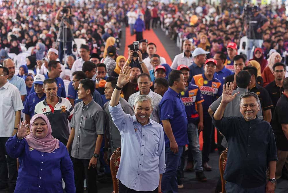 Ahmad Zahid (tengah) pada Majlis Perasmian Sentuhan Kasih Desa Terengganu di Kompleks Sukan Ketengah, Bandar Al Muktafi Billah Shah pada Jumaat. - Foto Bernama