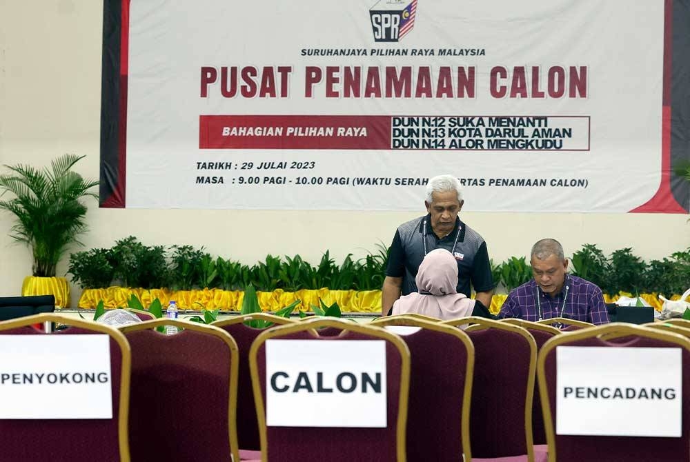 Petugas SPR membuat persiapan akhir menjelang Hari Penamaan Calon PRN ke-15 di Pusat Penamaan Calon bagi DUN N.12 Suka Menanti, N.13 Kota Darul Aman dan N.14 Alor Mengkudu di Dewan Kompleks Belia dan Sukan Negeri Kedah, pada Jumaat. - Foto Bernama