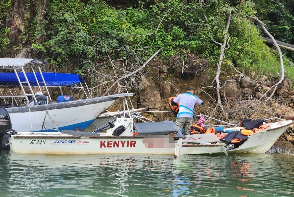 Keadaan di lokasi kejadian melibatkan dua buah bot yang bertembung di Sungai Pertang, Tasik Kenyir di Hulu Terengganu. - Foto ihsan bomba