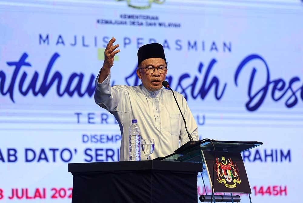 Anwar menyampaikan ucapan pada Perasmian Sentuhan Kasih Desa Terengganu di Kompleks Sukan Ketengah, Bandar Al Muktafi Billah Shah, hari ini. Foto Bernama