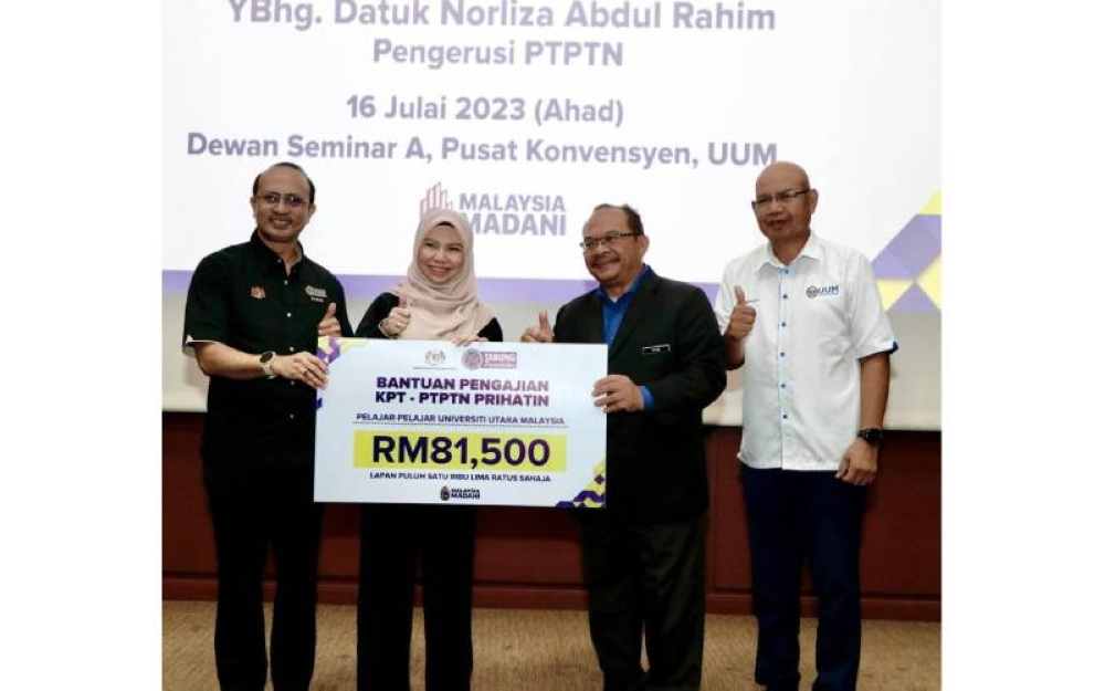 Pengerusi PTPTN, Datuk Norliza Abdul Rahim (dua dari kiri) menyerahkan plakad sumbangan Bantuan Pengajian KPT-PTPTN Prihatin berjumlah RM81,500 kepada Mohd Fo&#039;ad pada majlis penyampaian bantuan berkenaan di UUM.