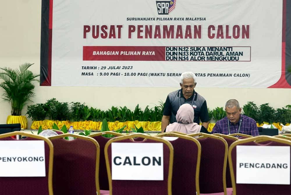 Petugas SPR membuat persiapan akhir menjelang Hari Penamaan Calon Pilihan Raya Negeri (PRN) ke-15 di Pusat Penamaan Calon bagi Dewan Undangan Negeri (DUN) N.12 Suka Menanti, N.13 Kota Darul Aman dan N.14 Alor Mengkudu di Dewan Kompleks Belia dan Sukan Negeri Kedah pada Jumaat. - Foto: Bernama