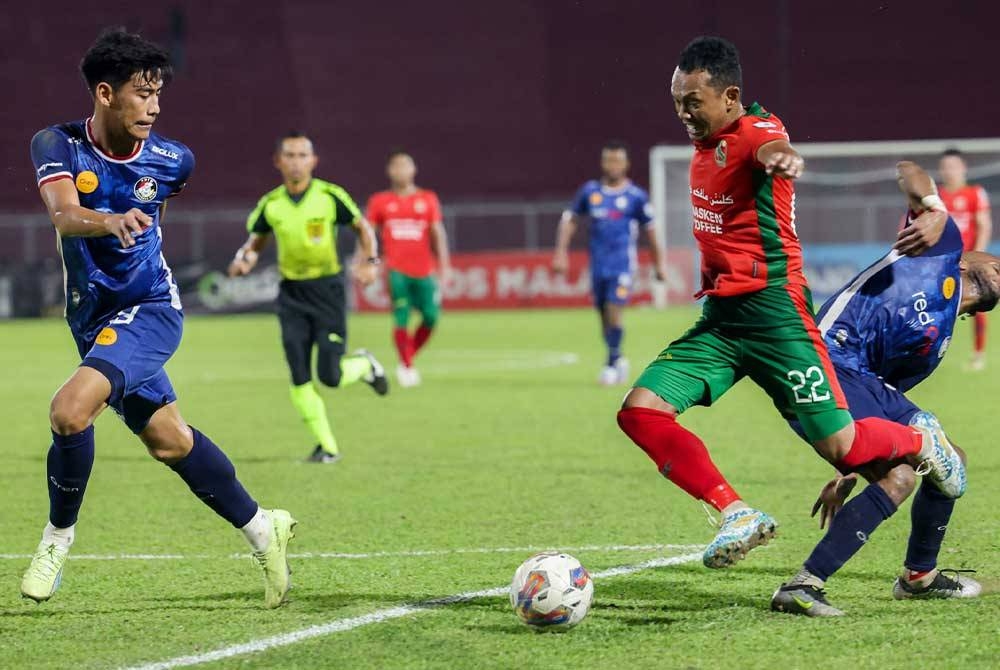 Pemain Kelantan United FC, Mohd Syazwan Zainon (dua, kanan) dihalang pemain PDRM FC pada perlawanan Liga Super di Stadium Sultan Muhammad Ke-IV. - Foto Bernama