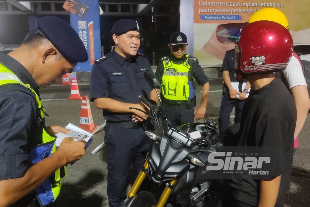 Sarifudin (tengah) turut menyertai Op Hormat Undang-Undang Jalan Raya Polis Kuala Lumpur yang dijalankan di Bangsar, Kuala Lumpur pada Jumaat.