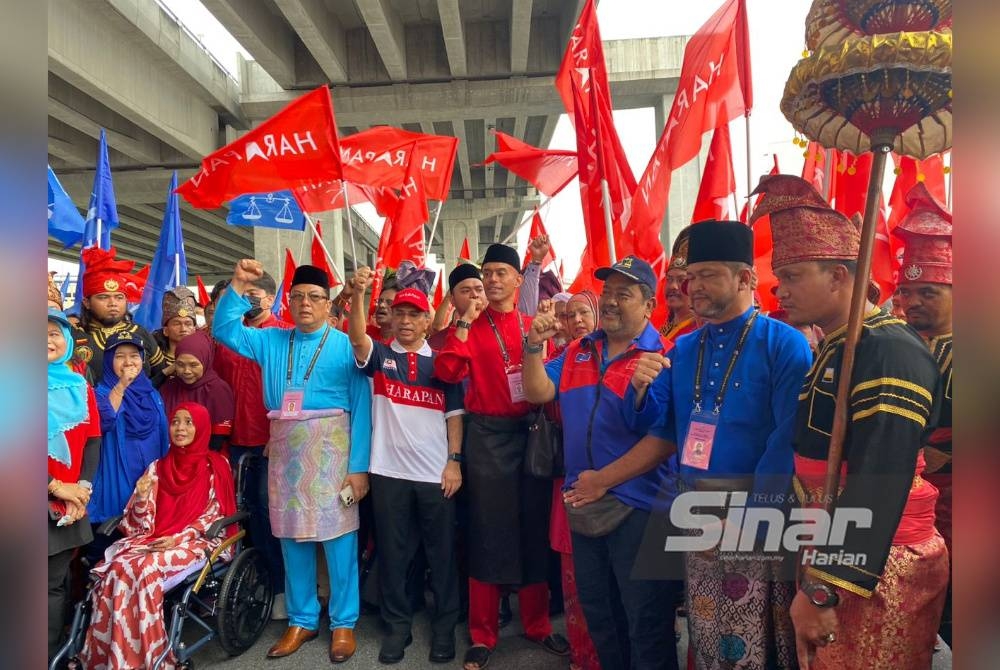 Syed Ahmad Syed Abdul Rahman atau lebih dikenali sebagai Altimet tiba di Pusat Penamaan Calon di Dewan Dato Ahmad Razali pada jam 8.34 pagi.