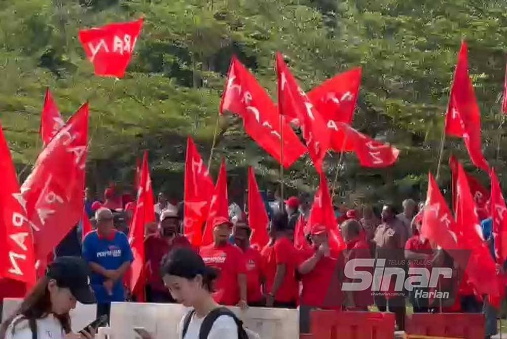 Suasana &#039;perang mulut&#039; antara penyokong Pakatan Harapan dan Perikatan Nasional di Pusat Penamaan Calon di Dewan Kenanga Pejabat Daerah dan Tanah Petaling, pada Sabtu.