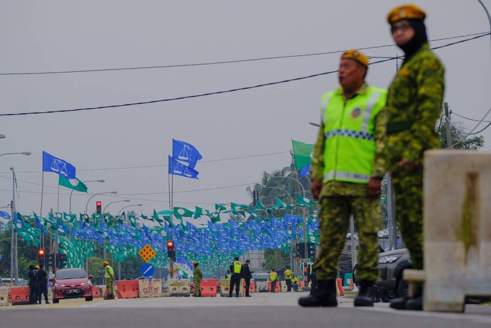 Anggota PDRM dibantu anggota Rela membuat kawalan ketat di jalan utama memasuki Pusat Penamaan Calon PRN bagi DUN N.30 Kijal di Dewan Sivil Kijal pada Sabtu. - Foto Bernama