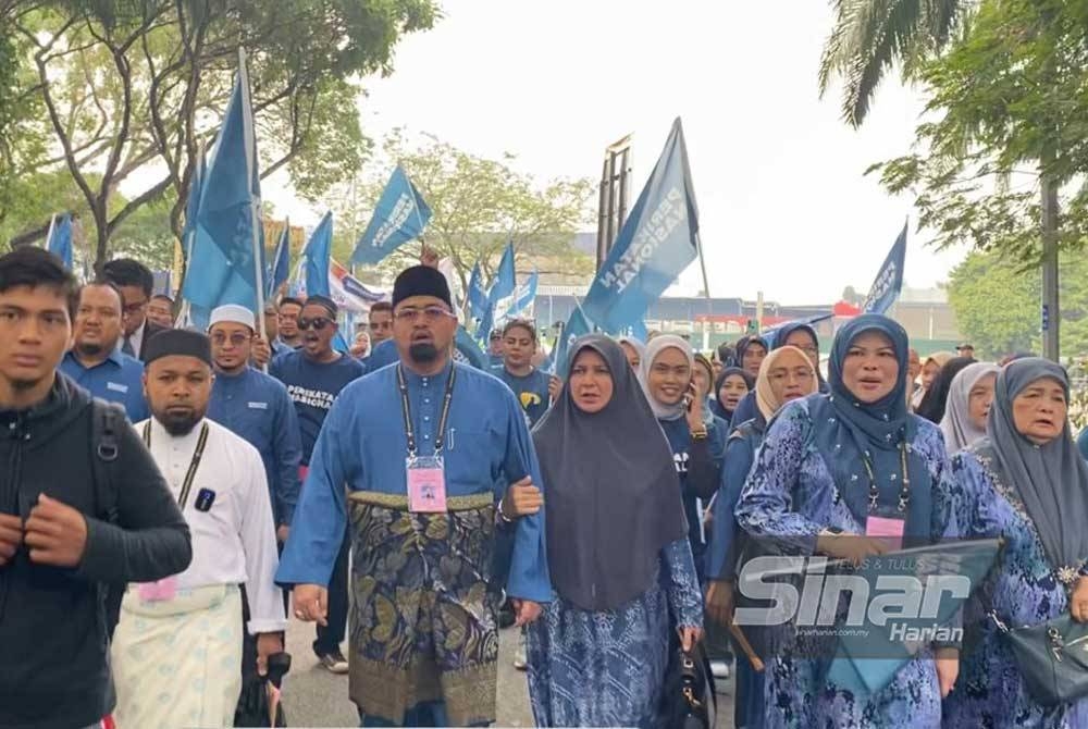 Kira-kira 500 penyokong PN mendendangkan lagu bertajuk Warisan nyanyian Sudirman semasa hari penamaan calon di Dewan Besar Tanjung MBSA Seksyen 19, Shah Alam pada Sabtu.