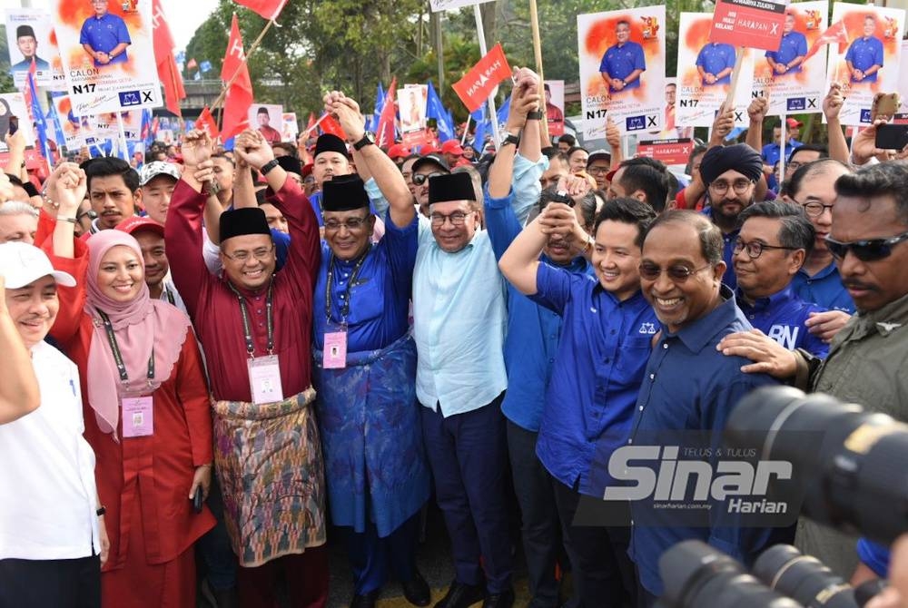 Anwar mengiringi Amirudin, Megat Zulkarnain dan Juwairiya berarak ke Pusat Penamaan Calon SMK Sungai Pusu. - Foto Sinar Harian/MOHD RAFIQ REDZUAN HAMZAH