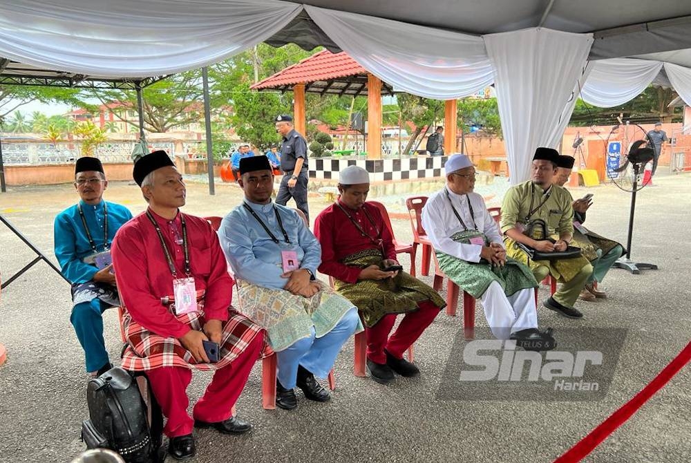 Calon-calon bagi kerusi DUN Pasir Pekan dan Wakaf Bharu menanti untuk penyerahan borang pencalonan di Dewan SMK Agama Falahiah, Pasir Pekan pada Sabtu.