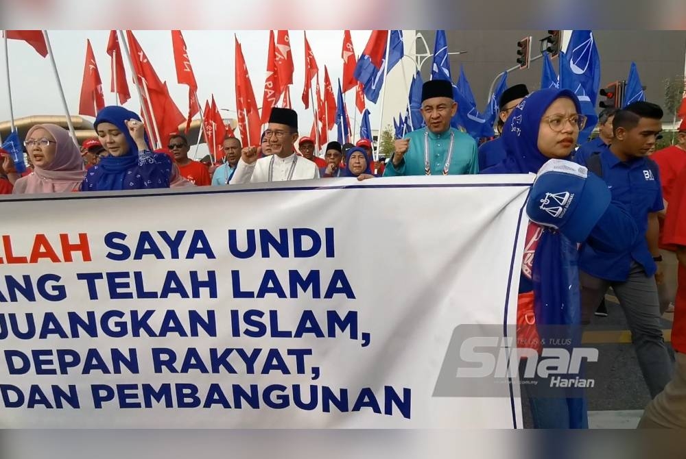 Calon PH bagi PRK P036 Kuala Terengganu, Azan Ismail (PKR) bersama calon N15 Ladang, Datuk Mohd Sabri Alwi tiba di pusat penamaan calon bersama penyokong di Dewan Banquet, MBKT pada Sabtu.