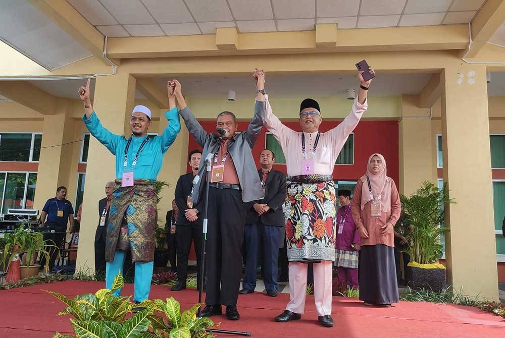 Pegawai Pengurus Pilihanraya DUN Alor Mengkudu, Md Nayan Bahari (tengah) mengumumkan Radhi Mat Din (kiri) dan Datuk Mahfuz Omar (kanan) sebagai calon bertanding di DUN Alor Mengkudu Pusat Penamaan Calon DUN di Kompleks Belia dan Sukan Negeri Kedah, di sini, pada Sabtu.