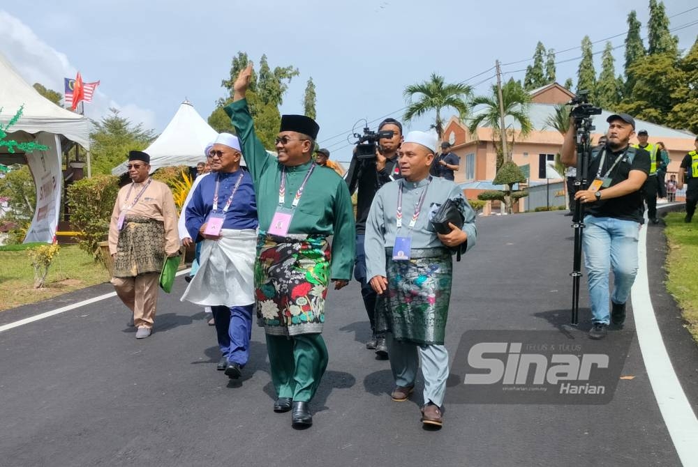 Sanusi (dua dari kanan) dan Ahmad Sulaiman (dua dari kiri) keluar dari Pusat Penamaan Calon Pejabat Tanah dan Daerah Sik.