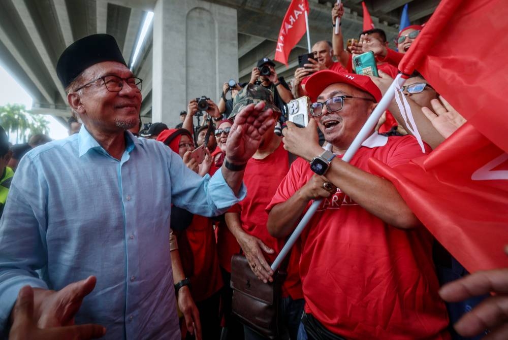 Anwar beramah mesra bersama penyokong ketika hadir di Pusat Penamaan Calon Pilihan Raya Negeri di Dewan Dato&#039; Ahmad Razali, Ampang pada Sabtu. - Foto Bernama