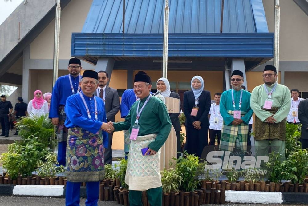 DUN Seberang Takir menyaksikan pertandingan satu lawan satu antara Khazan dan Ahmad Razif.