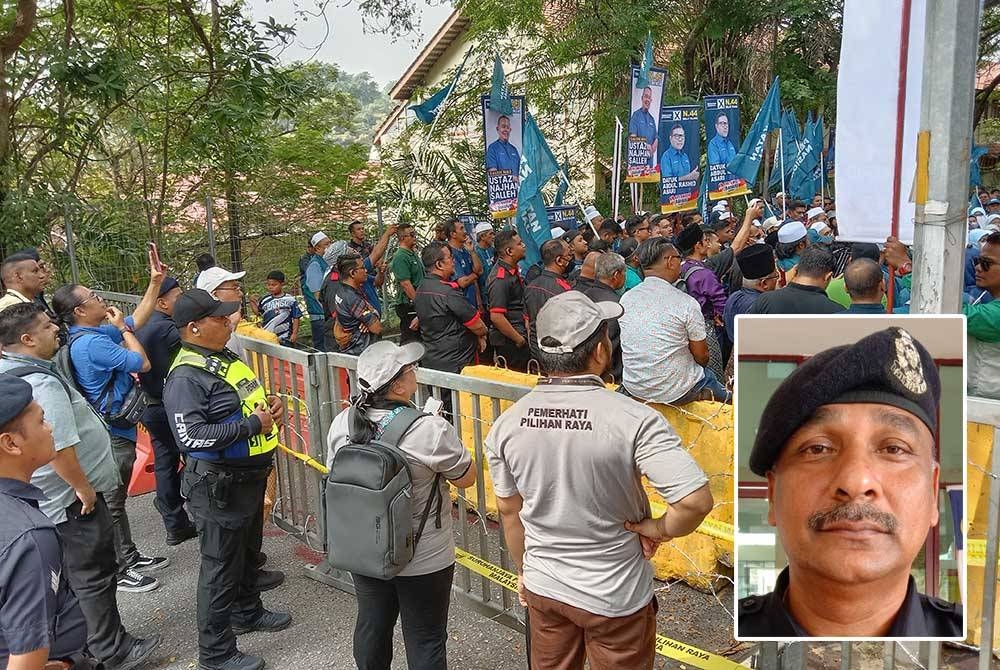 Anggota polis melaksanakan kawalan melibatkan kawasan penyokong-penyokong parti politik yang bertanding ketika proses penamaan calon-calon di Dewan Serbaguna Pejabat Daerah dan Tanah Klang pada Sabtu. Gambar kecil: S Vijaya Rao