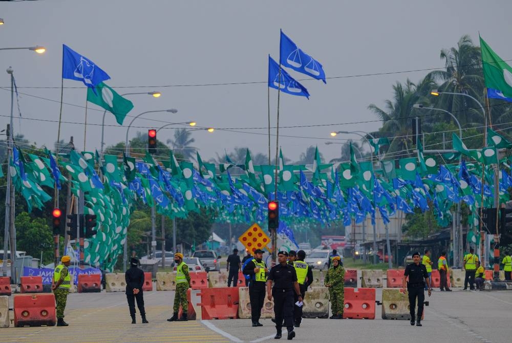 Anggota PDRM dibantu anggota Rela membuat kawalan ketat di jalan utama memasuki Pusat Penamaan Calon PRN bagi DUN N.30 Kijal di Dewan Sivil Kijal pada Sabtu.- Foto Bernama