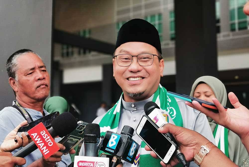 Ahmad Amzad ditemui penberita selepas selesai proses penamaan calon di Dewan Banquet, Majlis Bandaraya Kuala Terengganu (MBKT) di Kuala Terengganu, pada Sabtu.