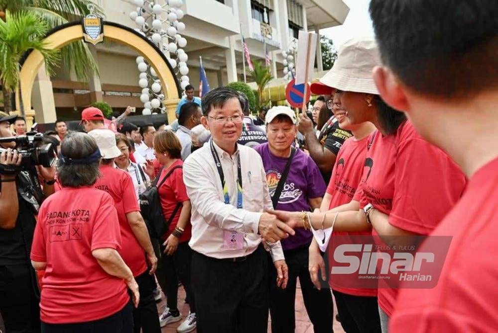 Kon Yeow bersalaman dengan penyokongnya semasa penamaan calon Dewan Undangan Negeri (DUN) Padang Kota pada Sabtu.