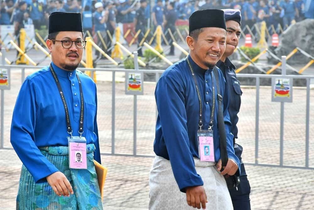 Harrison (kiri) bertanding di kerusi DUN Jeram tiba di Pusat Penamaan Calon Stadium Tertutup Kuala Selangor pada Sabtu.