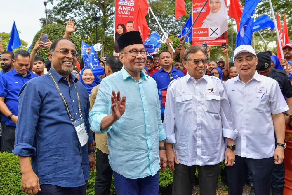 Anwar (dua dari kiri) ketika meninjau Pusat Penamaan Calon Selayang sempena PRN di Pejabat Majlis Perbandaran Selayang pada Sabtu.- Foto Bernama