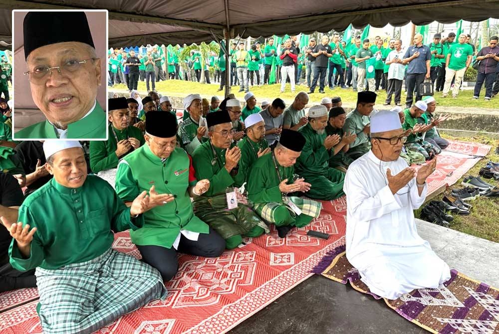 Annuar (dua dari kiri) menunaikan solat hajat bersama penyokong di Ketereh, Kota Bharu pada Sabtu.