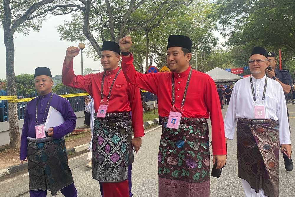 Najwan (dua dari kanan) tiba di pekarangan pusat penamaan calon di Dewan Besar Tanjung MBSA Seksyen 19, Shah Alam, Selangor pada Sabtu