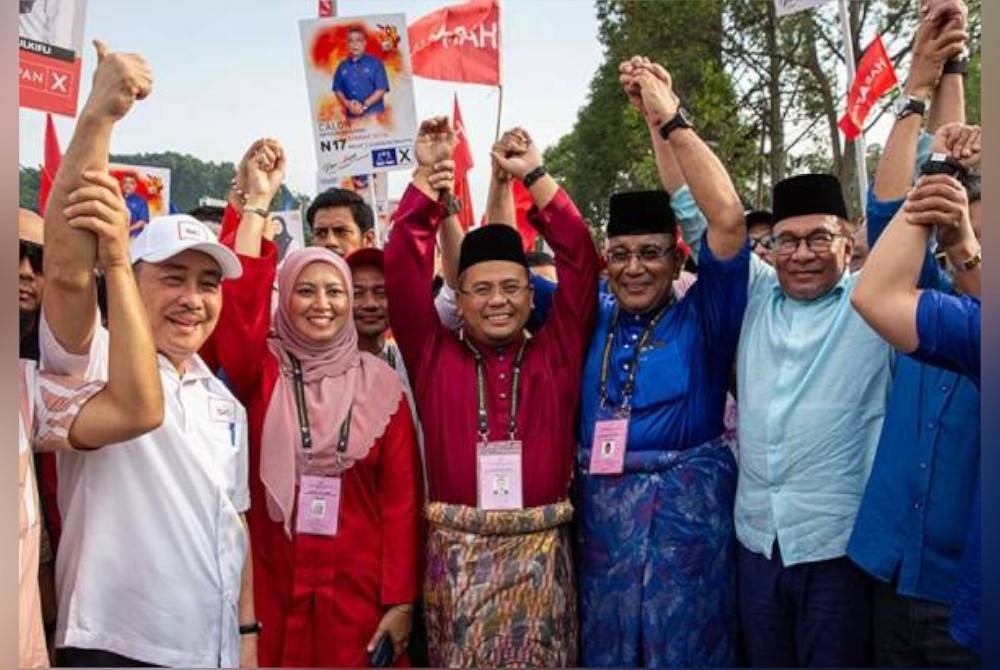 Pengerusi Pakatan Harapan (PH), Datuk Seri Anwar Ibrahim mengiringi calon PH-Barisan Nasional ke pusat penamaan calon di Dewan SMK Sungai Pusu, Gombak pada Sabtu. - Gambar Astro AWANI