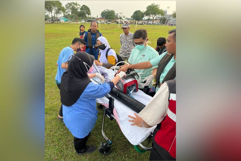 Maritim Malaysia berjaya melakukan penerbangan ihsan membawa seorang bayi berumur satu hari dipercayai menghidap pneumonia pada petang Jumaat. - Foto Maritim Malaysia