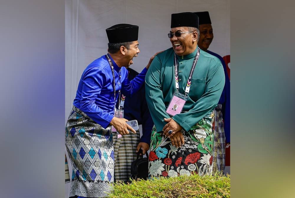 Calon PN bagi DUN N24 Jeneri, Datuk Seri Muhammad Sanusi Md Nor bersama pencabarnya dari BN Datuk Muhamad Khizri Abu Kassim. - Foto Bernama