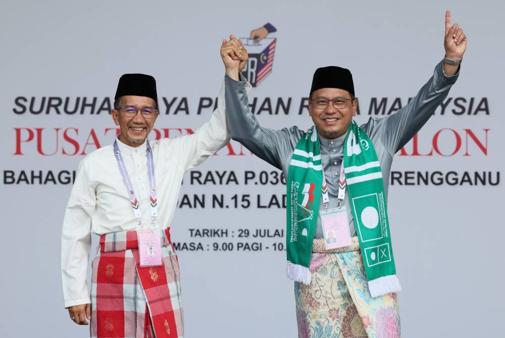 Azan Ismail (kiri) dan Ahmad Amzad Mohamed@ Hashim (Pas) pada majlis pengumuman calon di Pusat Penamaan Calon, Menara MBKT pada Sabtu. - Foto Bernama