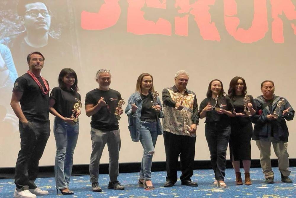 Nancie (empat dari kiri) dan Wendy (tiga dari kanan) bersama barisan pelakon, pengarah, Jason (tiga dari kiri) bersama wakil festival filem.