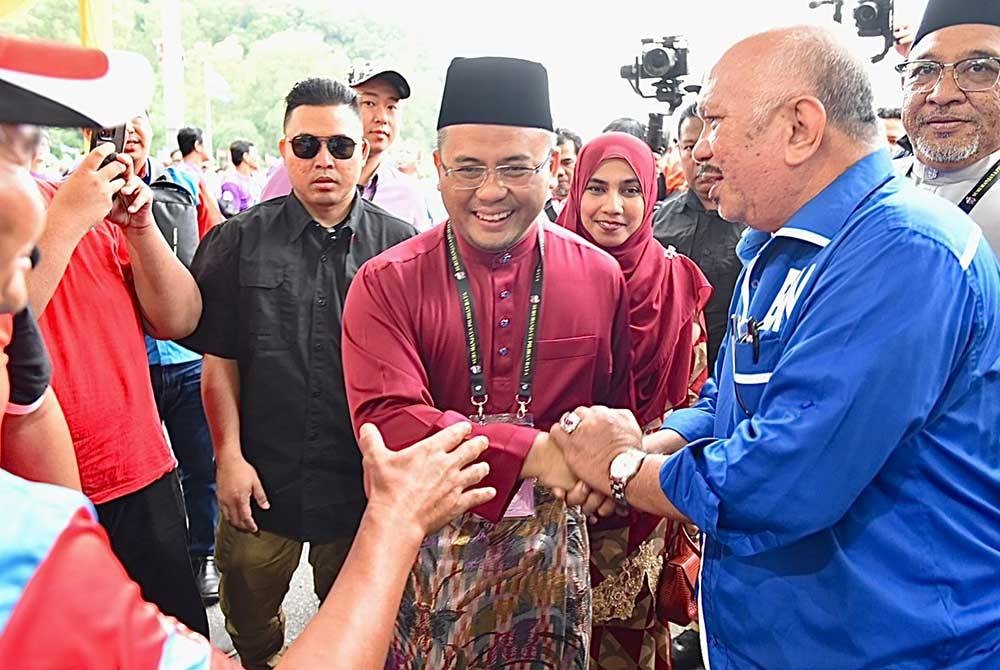 Amirudin (dua dari kanan) disambut penyokong PH-BN di Himpunan Perpaduan Gombak pada Sabtu.