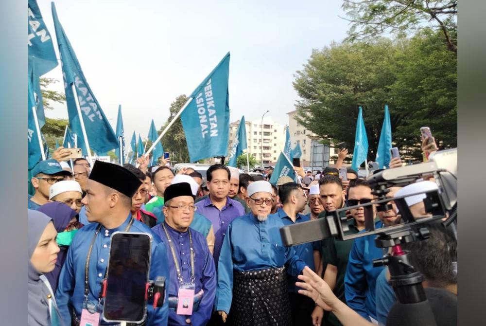 Abdul Hadi ketika sidang media selepas majlis pengumuman penamaan calon di Dewan Kenangan Pejabat Daerah dan Tanah Petaling, di Shah Alam, pada Sabtu.