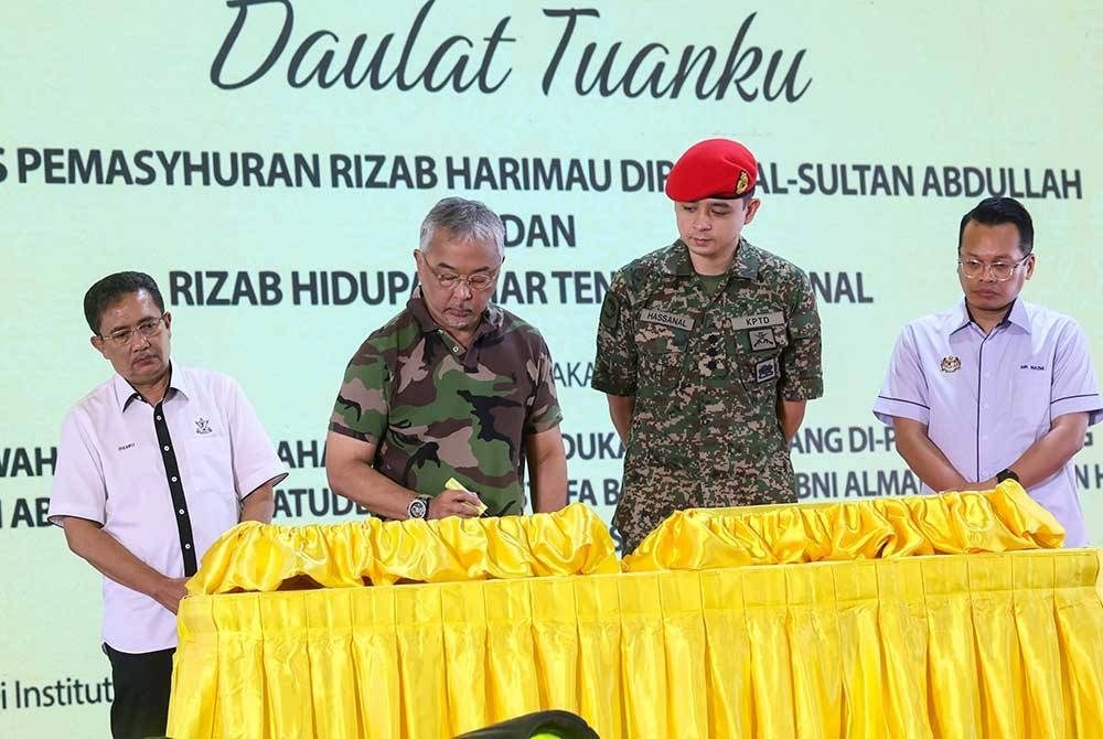 Al-Sultan Abdullah berkenan menandatangani plak pemasyhuran Rizab Harimau Diraja Al-Sultan Abdullah dan penamaan semula Rizab Hidupan Liar Krau sebagai Rizab Hidupan Liar Tengku Hassanal di Pusat Biodiversiti Lanchang hari ini. - Foto Bernama