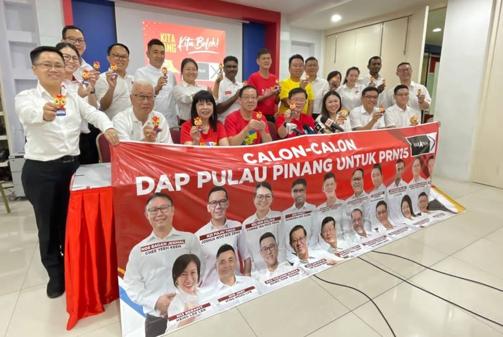 Kon Yeow (duduk, empat dari kiri) bersama calon DAP Pulau Pinang ketika sidang akhbar di Wisma DAP pada Sabtu.