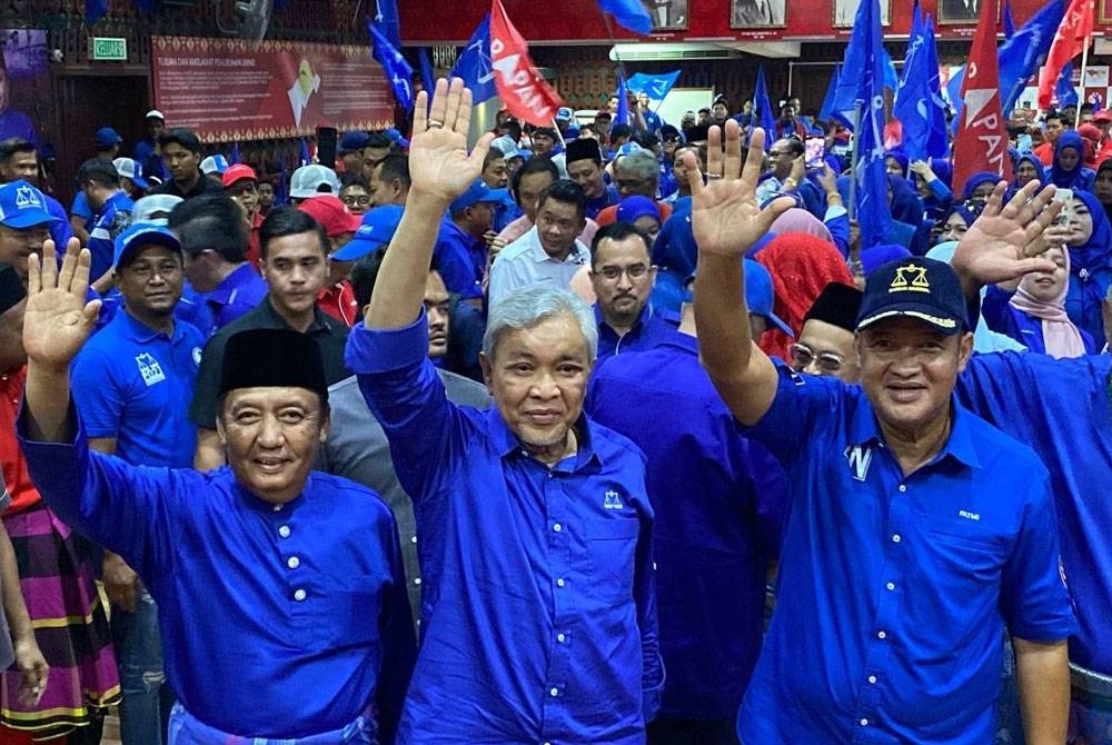 Ahmad Zahid (tengah) bersama kepimpinan UMNO Kelantan pada Majlis Pelancaran Jentera Pilihan Raya Parti-parti Komponen Kerajaan Perpaduan Kawasan DUN Parlimen Kota Bharu di Pejabat UMNO Kelantan.