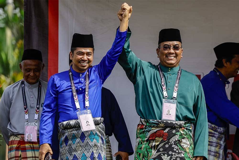 Calon PN bagi DUN Jeneri, Datuk Seri Muhammad Sanusi Md Nor bersama pencabarnya dari BN, Datuk Muhamad Khizri Abu Kassim selepas proses penamaan calon di Pusat Penamaan Calon Pilihan Raya Negeri di Pejabat Daerah dan Tanah Sik, pada Sabtu. - Foto Bernama