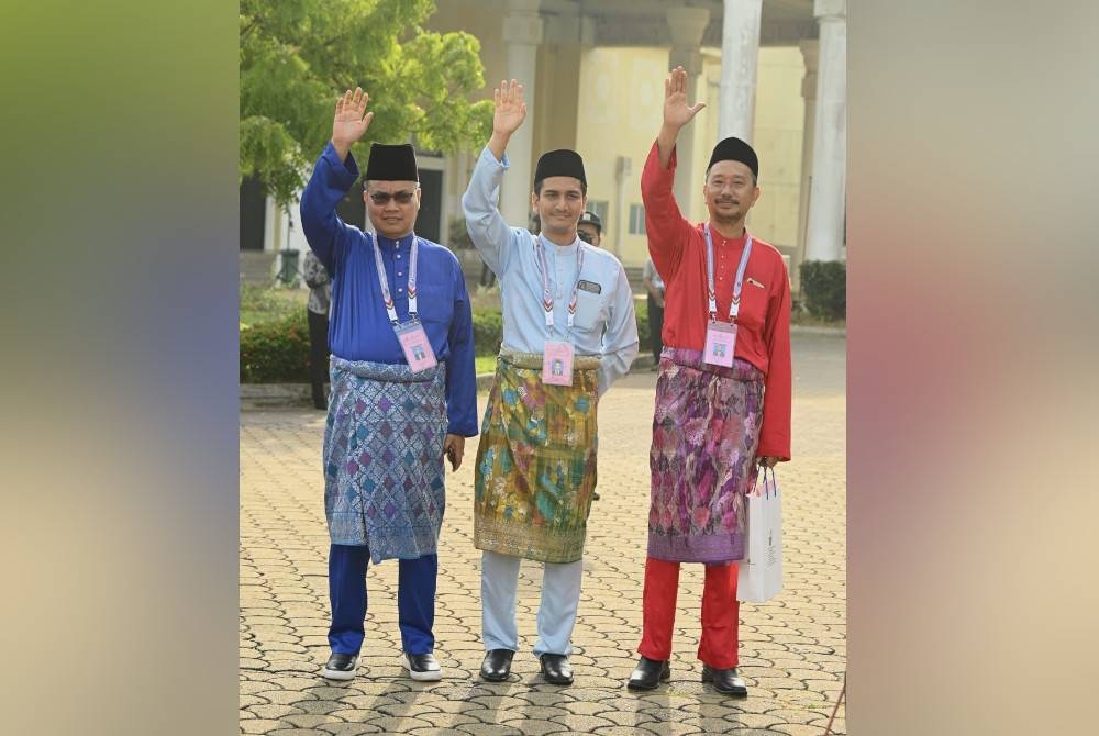 Razak (kiri) bersama Wan Mohd Haikal (tengah) semasa proses penamaan calon di DUN Wakaf Mempelam.